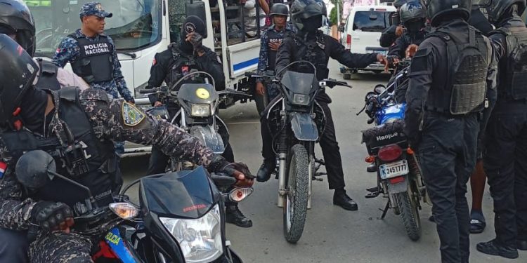 Policía recupera motocicletas robadas, ocupa arma ilegal y detiene varias personas en operativos en Los Guaricanos