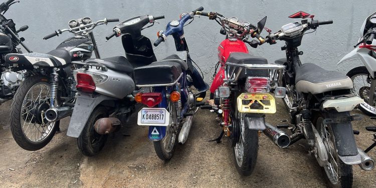 Policía Nacional recupera motocicletas y automóvil reportados como robados en La Vega