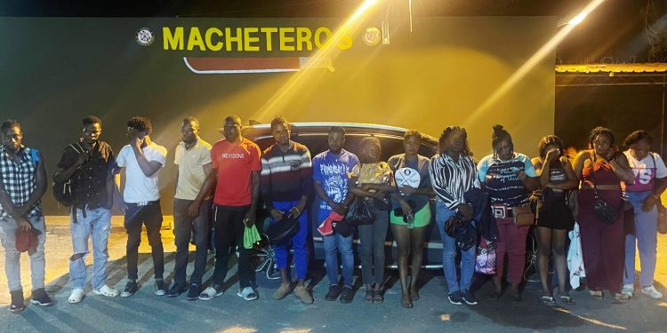 Ejército detiene jeepeta con 14 indocumentados en Mao