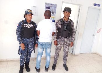 Policía recupera dos vehículos robados, ocupa motocicletas, armas punzantes y detiene varios en Sabana Perdida, SDN