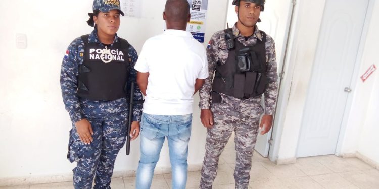 Policía recupera dos vehículos robados, ocupa motocicletas, armas punzantes y detiene varios en Sabana Perdida, SDN