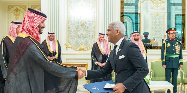 Embajador Rodríguez Durán entrega cartas credenciales al Príncipe Heredero Mohammed bin Salmán de Arabia Saudita