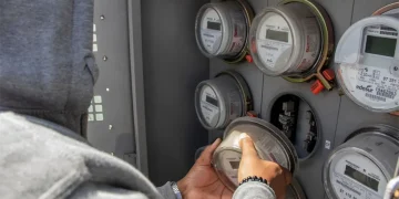 Arrestan a dos hombres por conexiones ilegales en redes eléctricas de Edesur