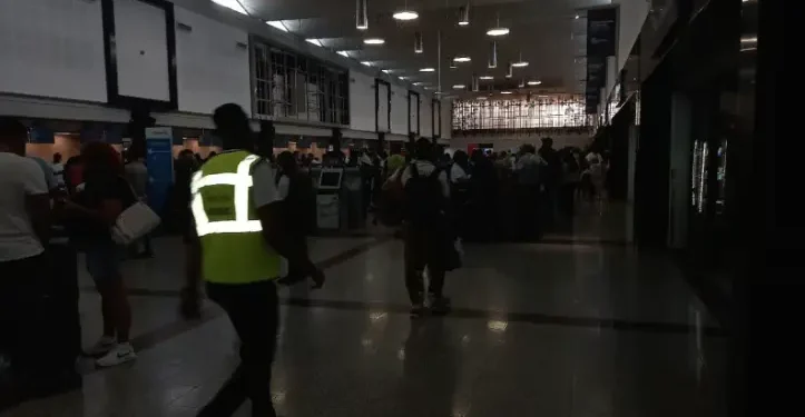 Se registra otro apagón esta madrugada en el AILA