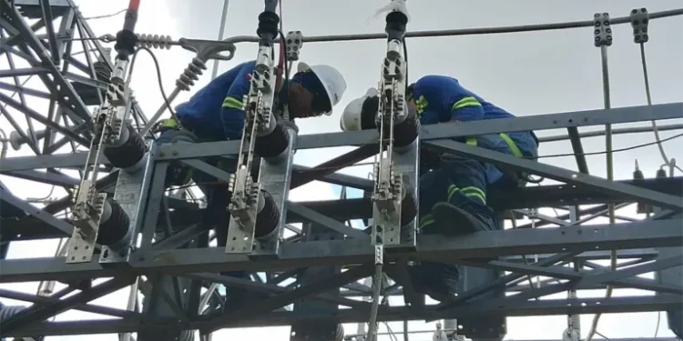 Edeeste inició trabajos para reforzar suministro eléctrico en la Jacobo Majluta
