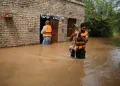 Atrapados entre el diluvio y el miedo, un pueblo fronterizo de Pakistán se niega a evacuar