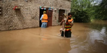 Atrapados entre el diluvio y el miedo, un pueblo fronterizo de Pakistán se niega a evacuar