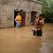 Atrapados entre el diluvio y el miedo, un pueblo fronterizo de Pakistán se niega a evacuar