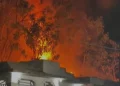 Incendio reduce a cenizas vivienda en Quisqueya, SPM