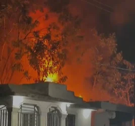 Incendio reduce a cenizas vivienda en Quisqueya, SPM