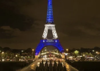 En Francia llaman a la paz, Torre Eiffel se ilumina con banderas de Palestina e Israel
