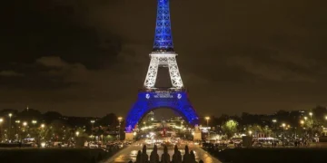 En Francia llaman a la paz, Torre Eiffel se ilumina con banderas de Palestina e Israel