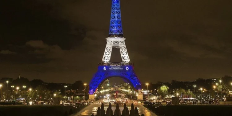 En Francia llaman a la paz, Torre Eiffel se ilumina con banderas de Palestina e Israel