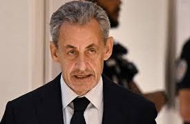 Condenan a expresidente Sarkozy a cinco años de prisión