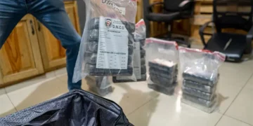 Arrestan dos hombres con 93 paquetes de presunta cocaína
