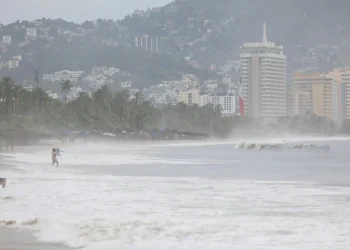 El huracán Narda se debilita a categoría 1 y mantiene lluvias en tres estados de México