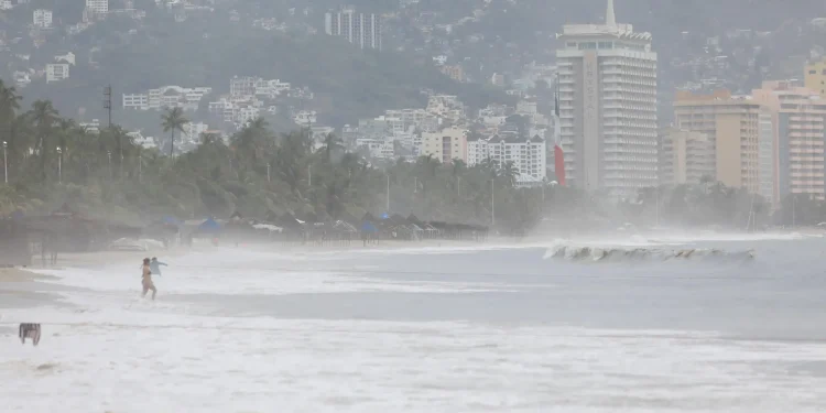 El huracán Narda se debilita a categoría 1 y mantiene lluvias en tres estados de México