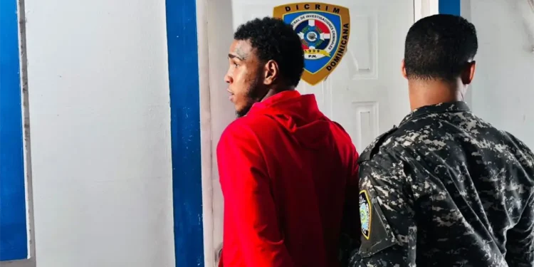 Se entrega implicado en violento atraco contra una mujer en Santiago