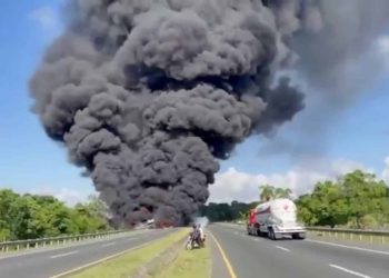 Se incendia camión tanquero de combustible en la Circunvalación Santo Domingo; dos conductores resultaron heridos