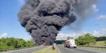 Se incendia camión tanquero de combustible en la Circunvalación Santo Domingo; dos conductores resultaron heridos
