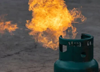 ¡Molesto! Hombre provoca incendio de cilindro de gas tras corte eléctrico en Los Guaricanos