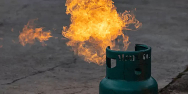 ¡Molesto! Hombre provoca incendio de cilindro de gas tras corte eléctrico en Los Guaricanos