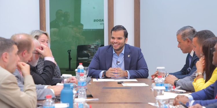 Diputado Vicente Sánchez Henríquez recibe delegación parlamentaria británica para fortalecer la cooperación tecnológica entre ambos países