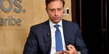 Condenan a Migración por impedir viajes de Jean Alain Rodríguez antes de su juicio penal