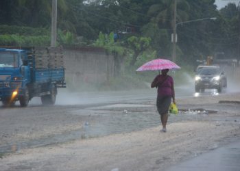 Huracán Melissa continúa generando lluvias, tronadas y ráfagas de viento en gran parte del país