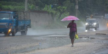 Huracán Melissa continúa generando lluvias, tronadas y ráfagas de viento en gran parte del país