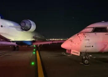 Dos aviones chocan en el aeropuerto LaGuardia de Nueva York