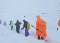 Cientos de personas, atrapadas en el Everest por la nieve