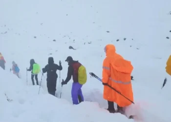 Cientos de personas, atrapadas en el Everest por la nieve