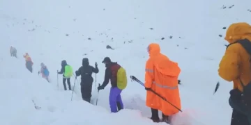 Cientos de personas, atrapadas en el Everest por la nieve