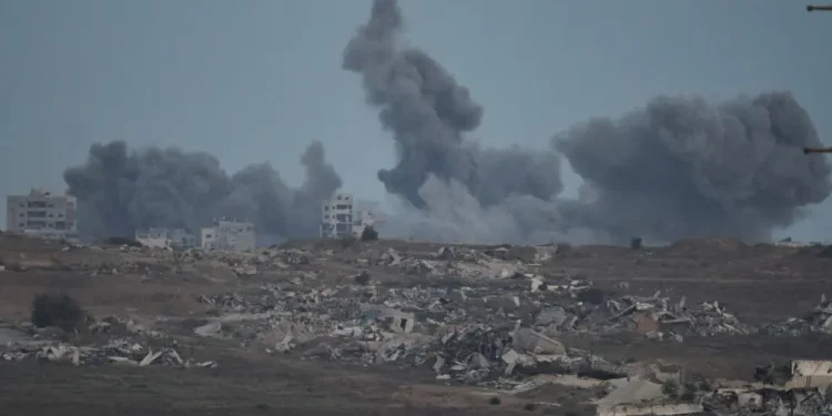 Israel lanza nuevos ataques en Gaza en medio de los contactos para un posible alto el fuego