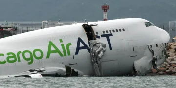 Dos muertos en Hong Kong al salirse de la pista un avión de carga