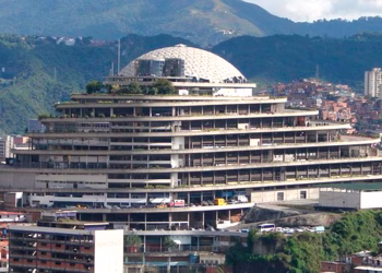 Maduro inauguró la Navidad lanzando fuegos artificiales desde El Helicoide, el principal centro de torturas de Venezuela