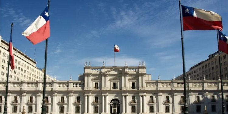 Gobierno de Chile promete compensar a familias afectadas por cobros indebidos en la luz