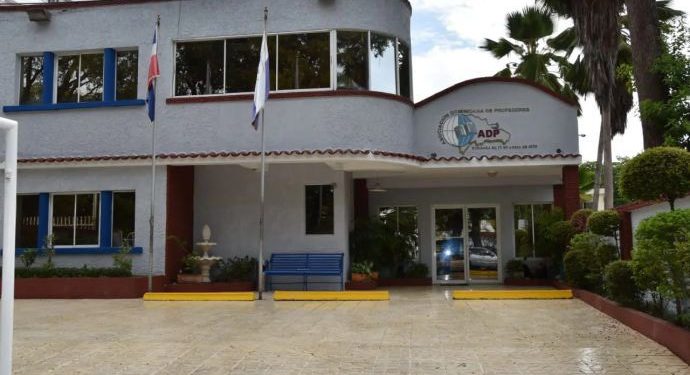 ADP llama al MINERD a cumplir compromiso de iniciar en octubre la Evaluación del Desempeño Docente 2025