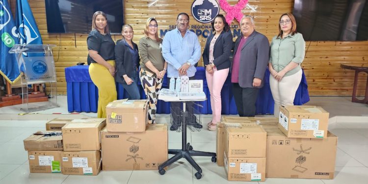 El Servicio Regional de Salud Ozama entrega equipos EKG a centros diagnósticos