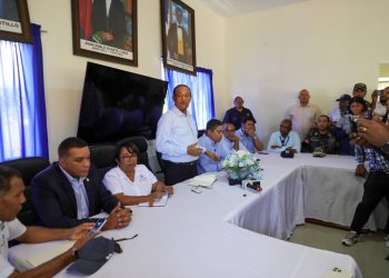 Senadores realizan descenso en Barahona y escuchan preocupaciones de pescadores por disminución caudal