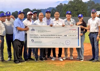 Ministro de Deportes entrega aporte de 2 millones a la Liga de Verano