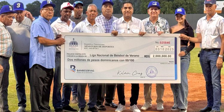 Ministro de Deportes entrega aporte de 2 millones a la Liga de Verano