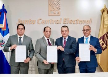 Firman contrato para suplir equipos, materiales y servicios para la nueva cédula