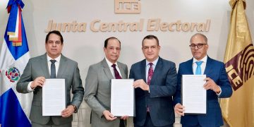 Firman contrato para suplir equipos, materiales y servicios para la nueva cédula