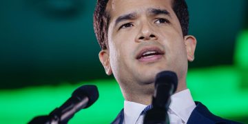 Omar Fernández lidera valoración de dirigentes de oposición en República Dominicana