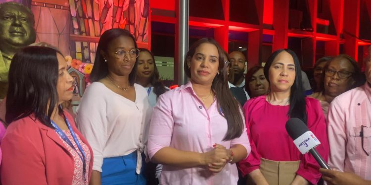 Alcaldía SDN enciende Luces rosada por mes del cancer