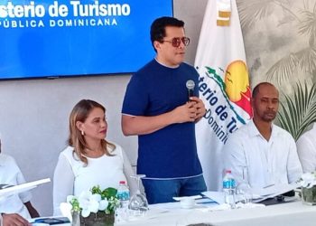 Collado entrega modernizado muelle en Caleta, La Romana