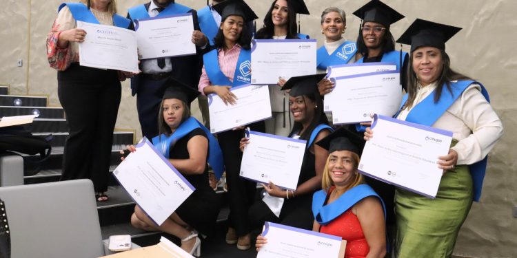 Estudiantes dominicanos se gradúan de maestrías internacionales en Madrid, España