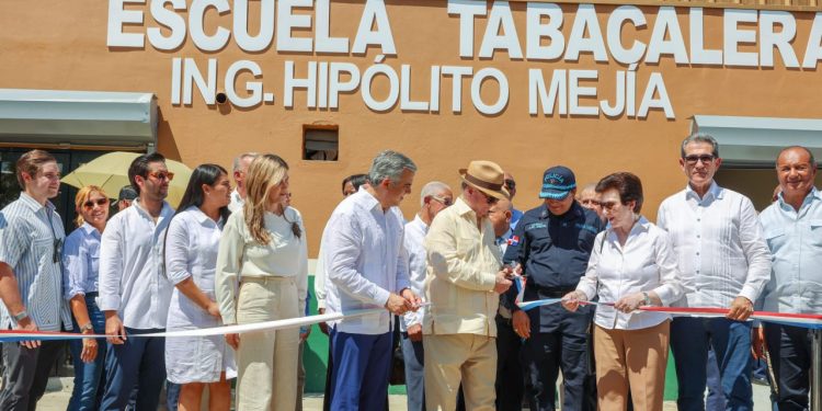Intabaco inaugura Escuela Tabacalera Hipólito Mejía